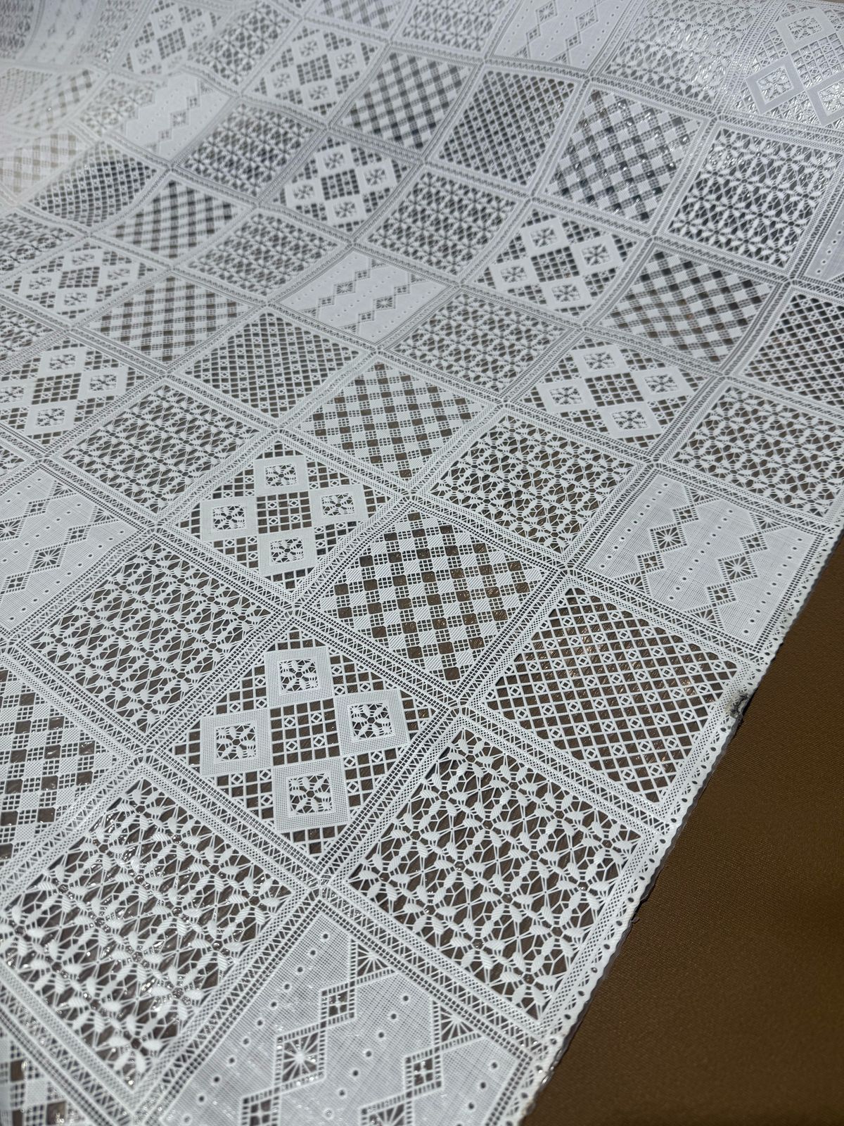Toalha de Mesa de Plástico Rendada Térmica e impermeável 1mt x 1,38m largura