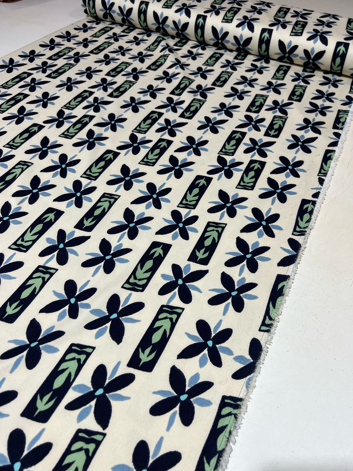 Tecido Crepe Alfaiataria New Look Estampado 1mt x1,50m Largura