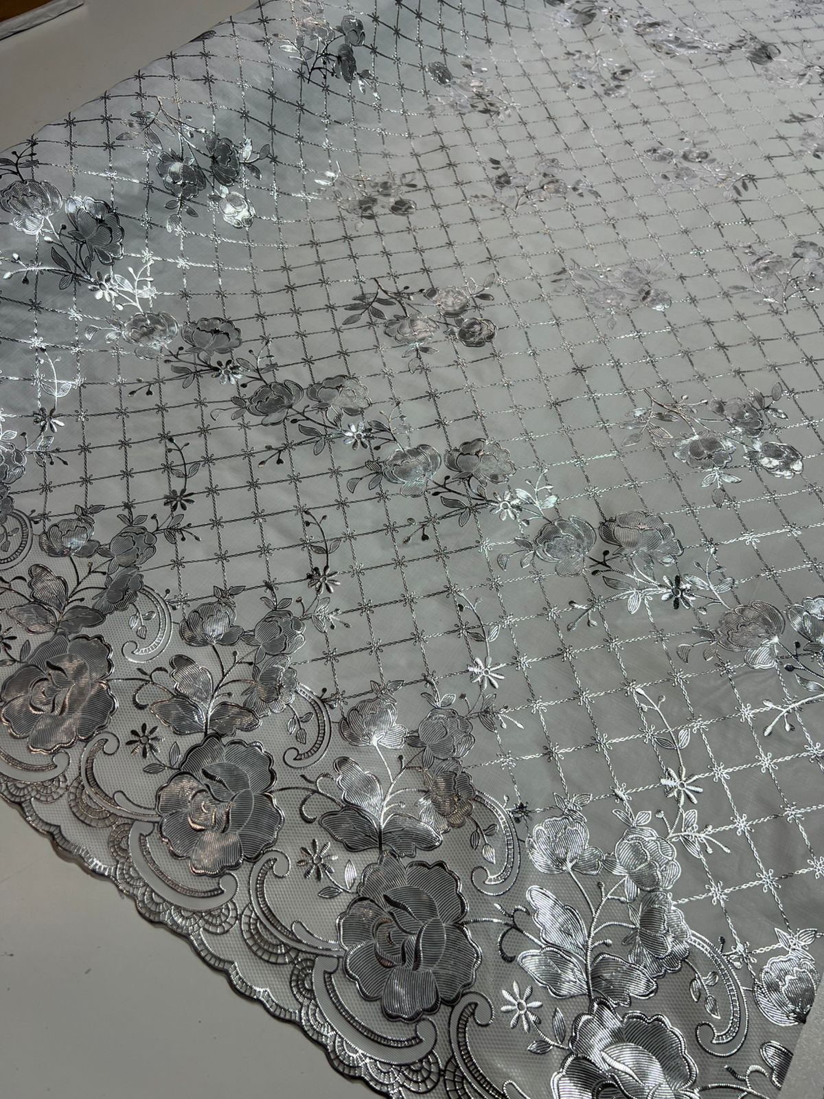 Toalha de Mesa de Plástico Rendada Térmica e impermeável 1mt x 1,38m largura