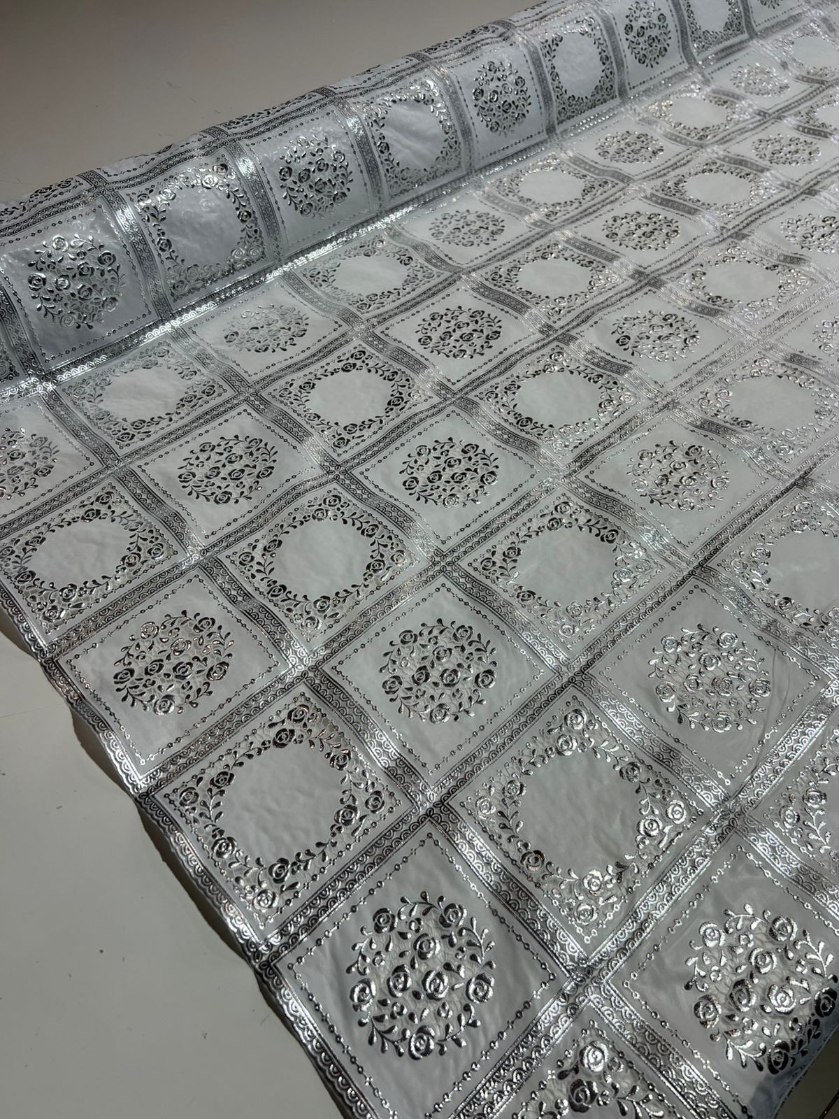 Toalha de Mesa de Plástico Rendada Térmica e impermeável 1mt x 1,38m largura