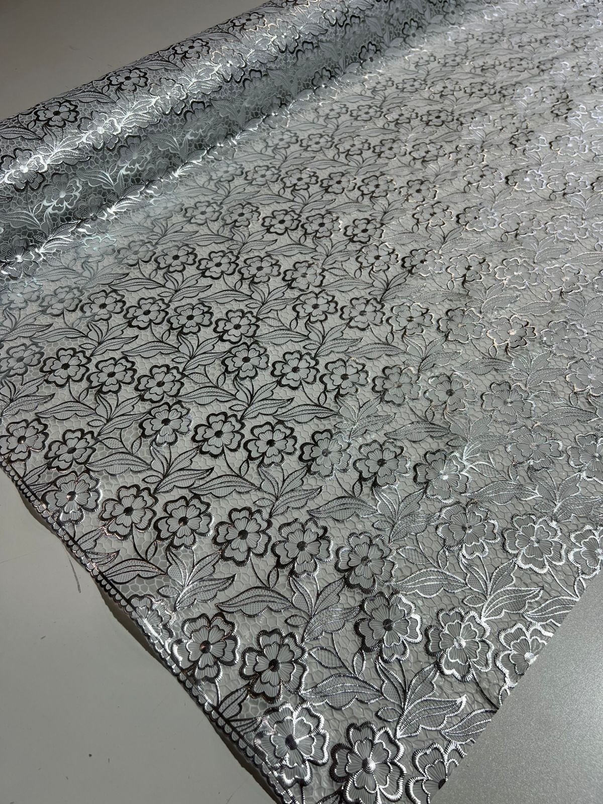 Toalha de Mesa de Plástico Rendada Térmica e impermeável 1mt x 1,38m largura