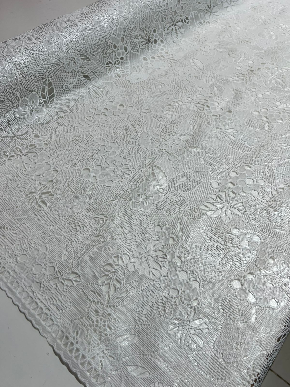 Toalha de Mesa de Plástico Rendada Térmica e impermeável 1mt x 1,38m largura