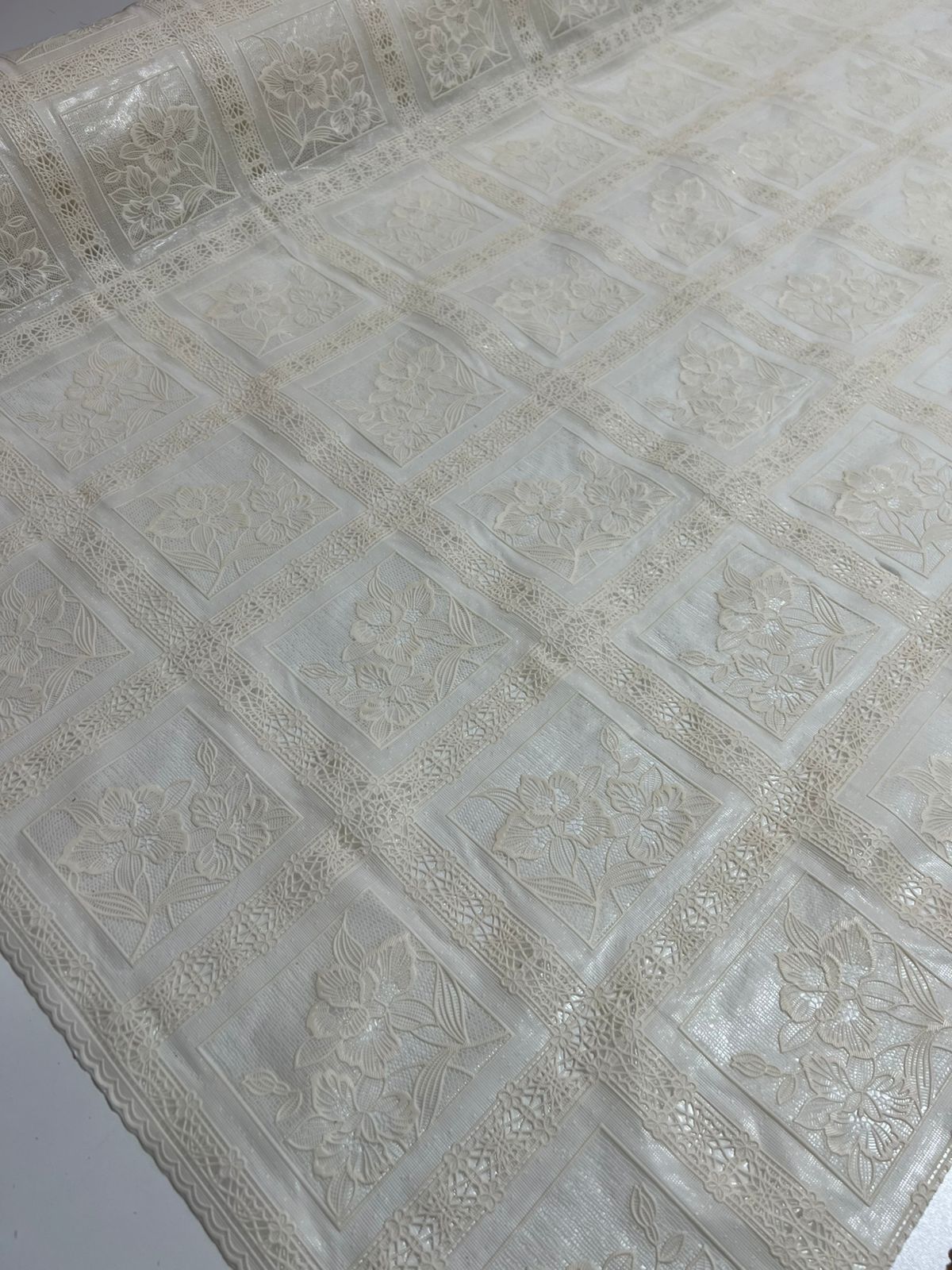 Toalha de Mesa de Plástico Rendada Térmica e impermeável 1mt x 1,38m largura