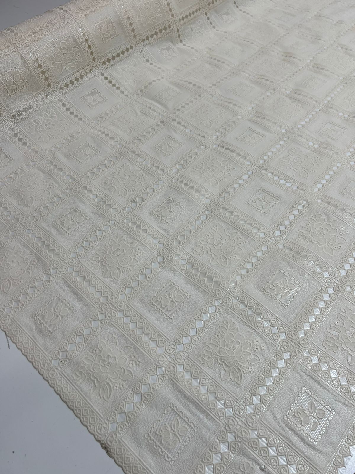 Toalha de Mesa de Plástico Rendada Térmica e impermeável 1mt x 1,38m largura