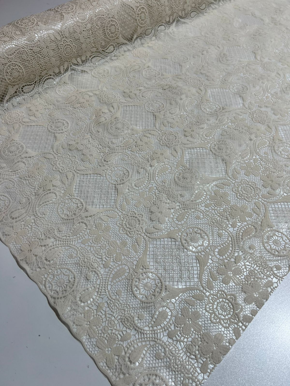Toalha de Mesa de Plástico Rendada Térmica e impermeável 1mt x 1,38m largura