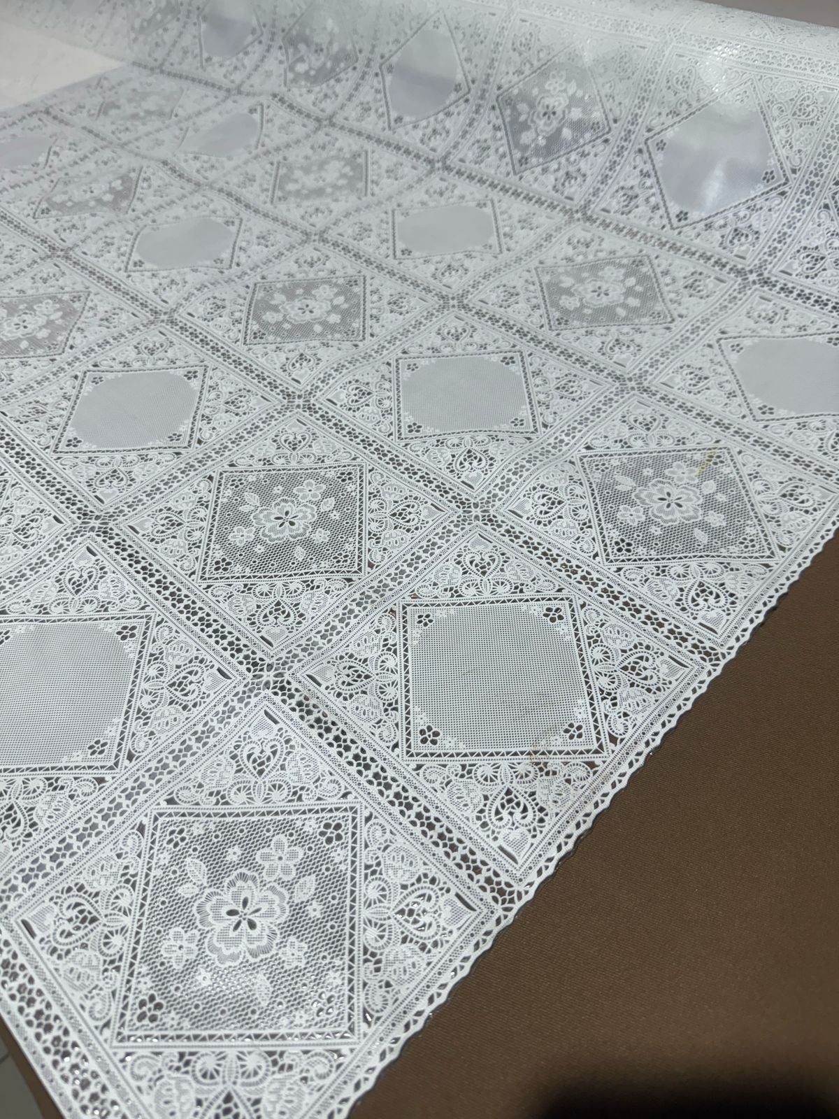 Toalha de Mesa de Plástico Rendada Térmica e impermeável 1mt x 1,38m largura