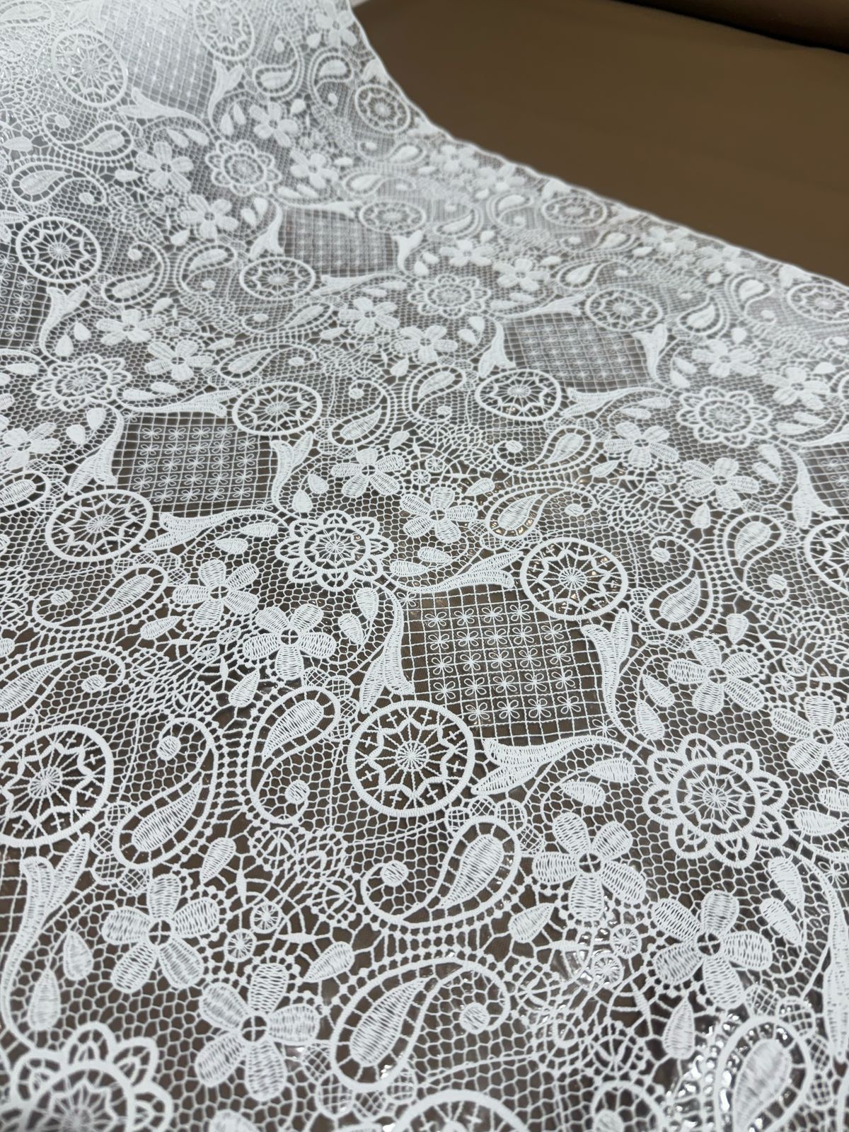 Toalha de Mesa de Plástico Rendada Térmica e impermeável 1mt x 1,38m largura