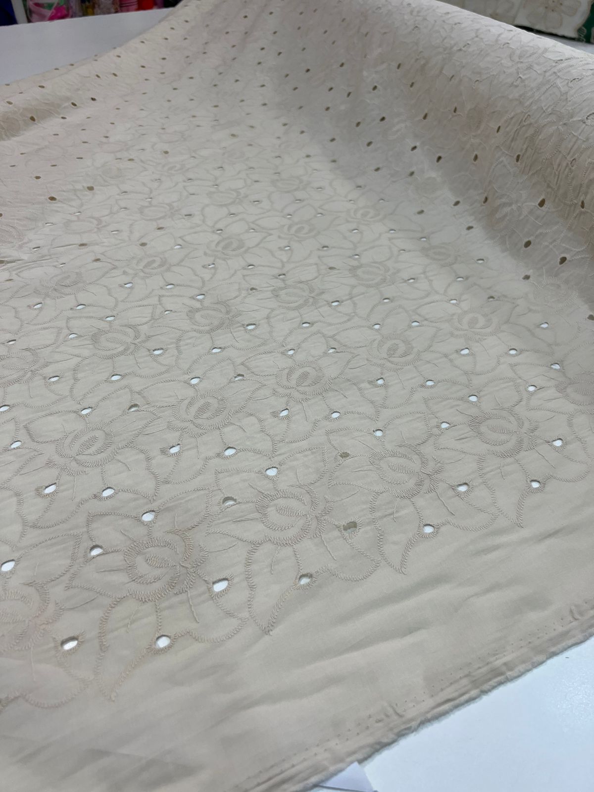 Tecido Laise Bordada bicolor 100% algodão 1,40m Largura
