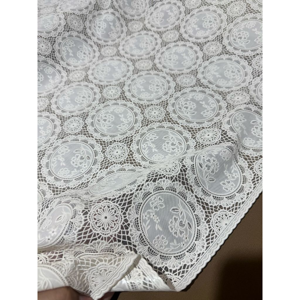 Toalha de Mesa de Plástico Rendada Térmica e impermeável 1mt x 1,38m largura